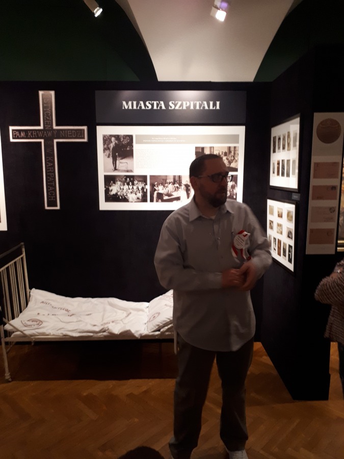 Zwiedzanie do północy. Tłumy na zamku Sułkowskich - foto