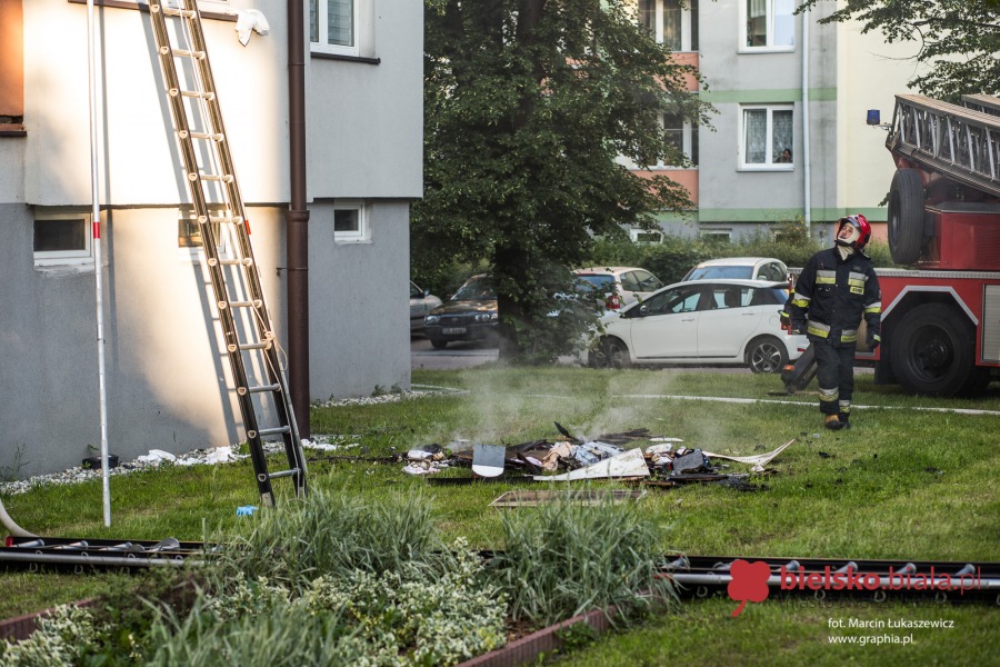 Spłonął pokój z wyposażeniem. Ewakuacja mieszkańców - film