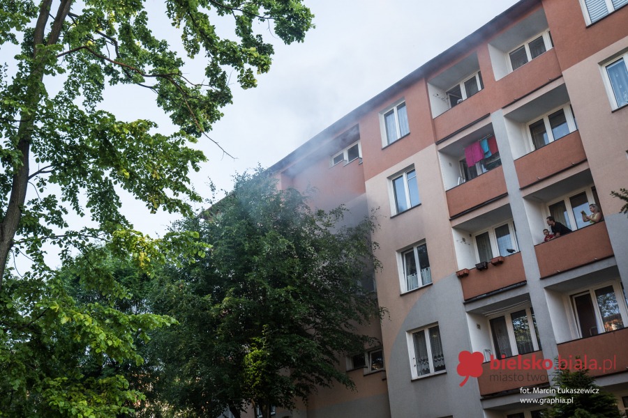 Spłonął pokój z wyposażeniem. Ewakuacja mieszkańców - film