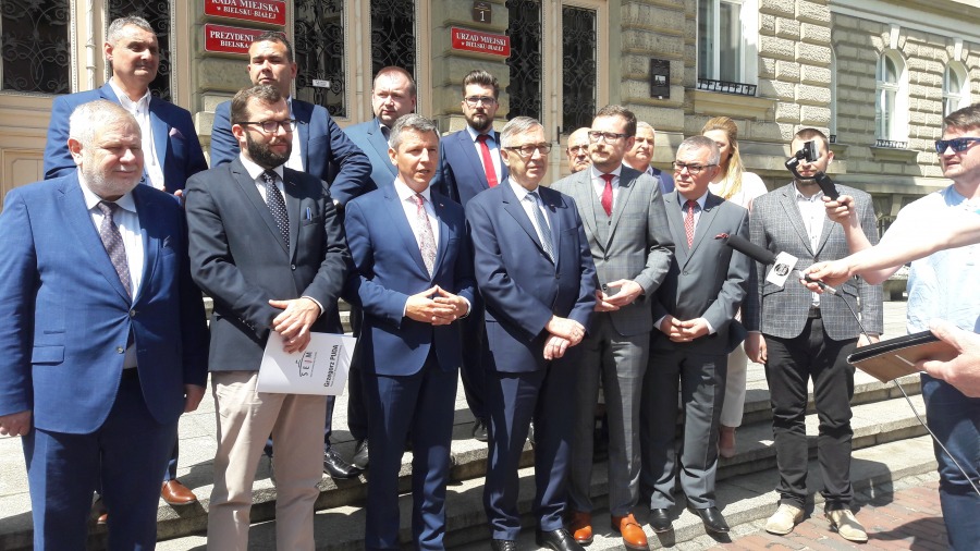 Prezentacja kandydata PiS na prezydenta. Drabek przed ratuszem - foto