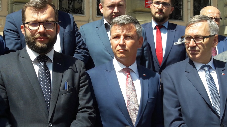 Prezentacja kandydata PiS na prezydenta. Drabek przed ratuszem - foto