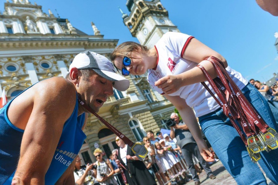 Były przypadki omdleń. Wielki bieg w upalnym słońcu  - foto