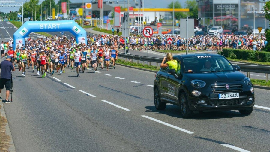Były przypadki omdleń. Wielki bieg w upalnym słońcu  - foto