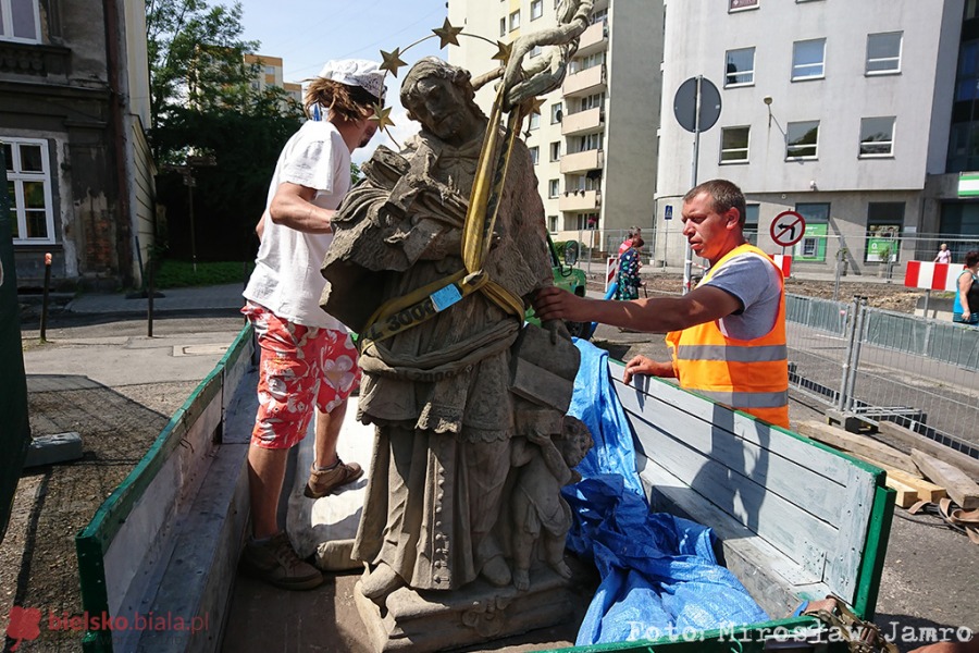 Demontaż figury świętego. Trudna operacja na skrzyżowaniu - foto