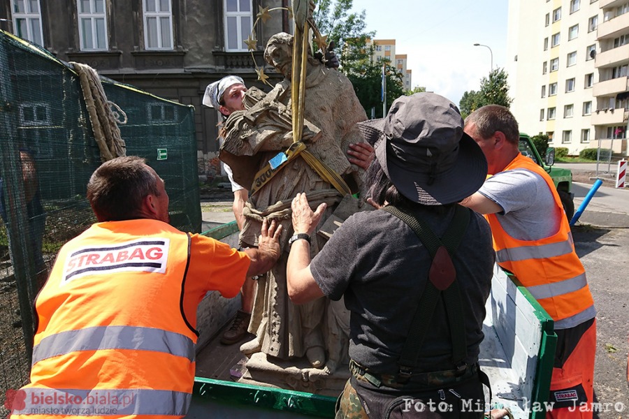 Demontaż figury świętego. Trudna operacja na skrzyżowaniu - foto