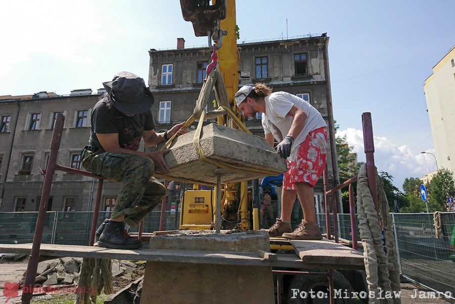 Demontaż figury świętego. Trudna operacja na skrzyżowaniu - foto