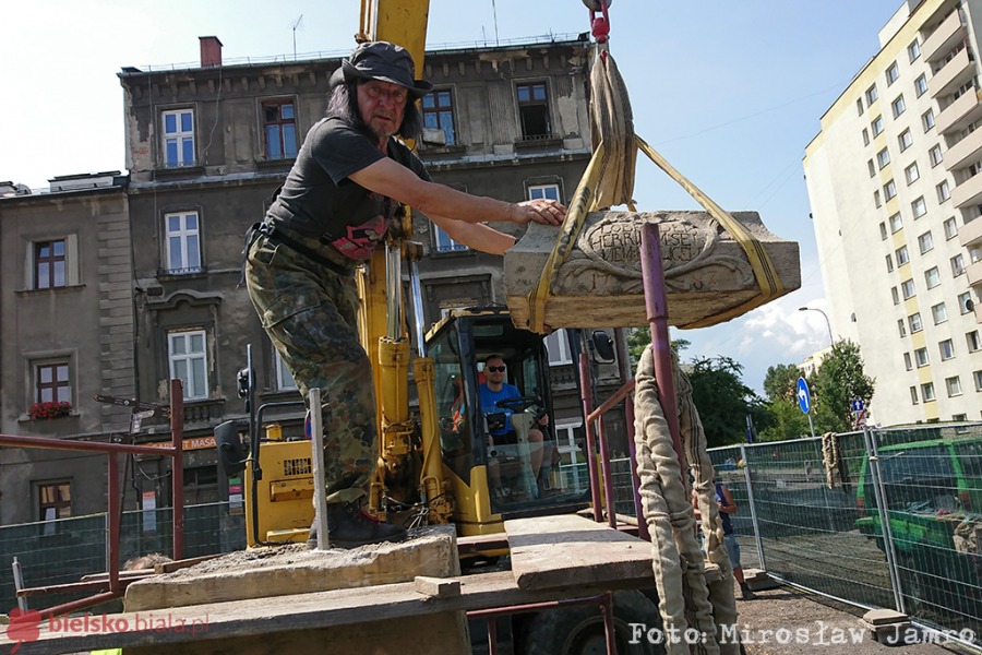 Demontaż figury świętego. Trudna operacja na skrzyżowaniu - foto