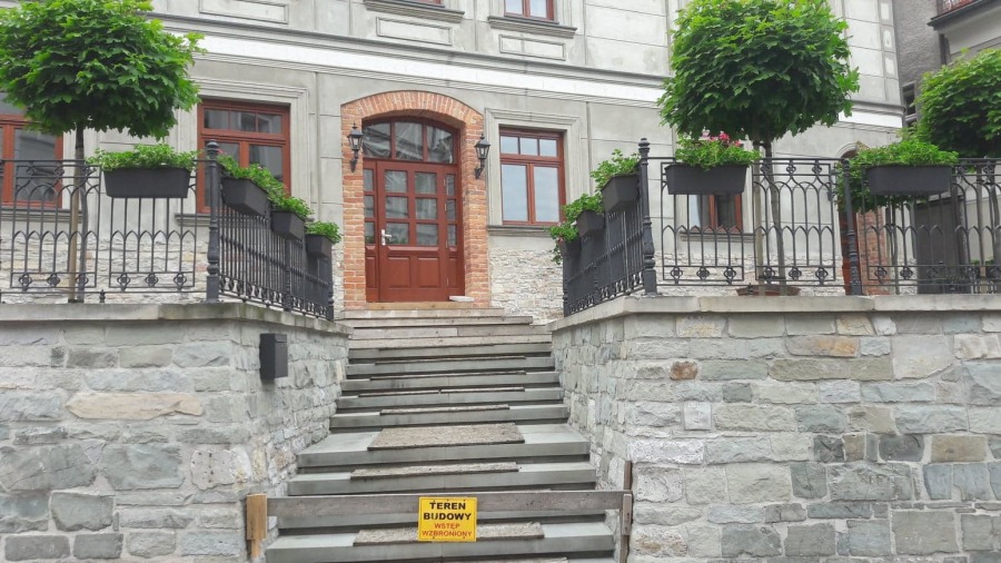 Pięknieje kamienica na starówce. Hotel i restauracja koło zamku