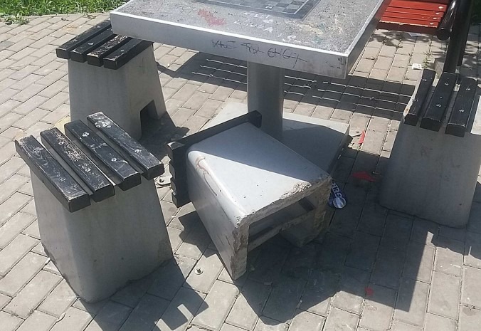 Demolka na os. Beskidzkim. Wyrwane ławki i kostki brukowe - foto