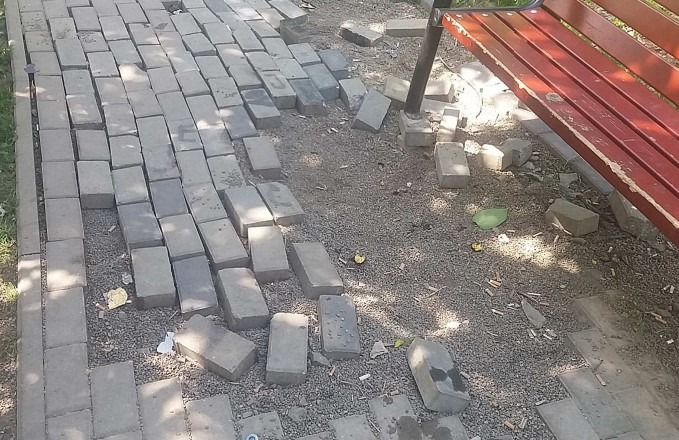 Demolka na os. Beskidzkim. Wyrwane ławki i kostki brukowe - foto