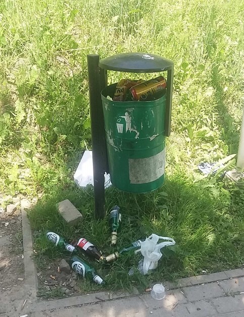 Demolka na os. Beskidzkim. Wyrwane ławki i kostki brukowe - foto