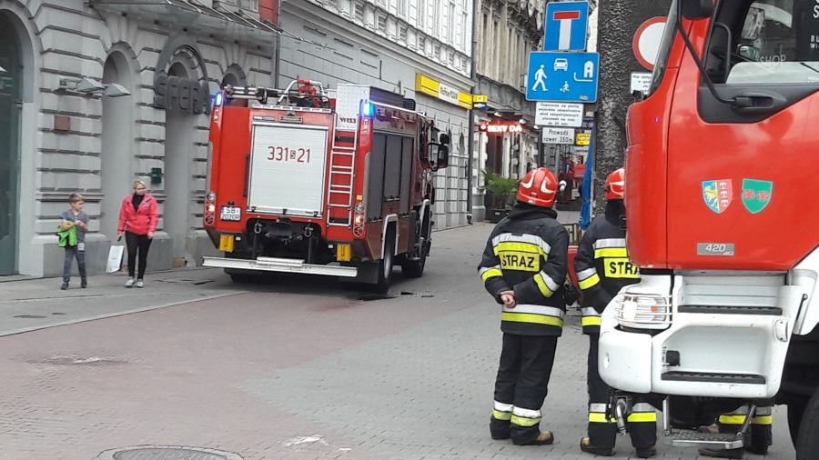 Alarm pożarowy na parkingu podziemnym w Galerii Sfera - foto