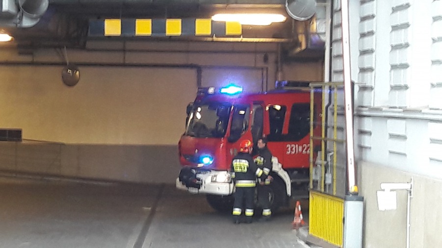 Alarm pożarowy na parkingu podziemnym w Galerii Sfera - foto