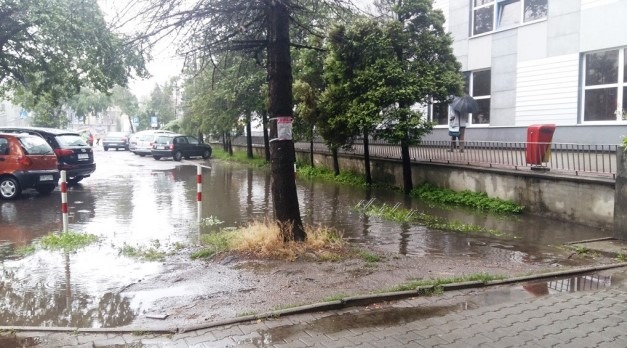 Tylko dla amfibii? Miejski parking po kostki w wodzie - foto