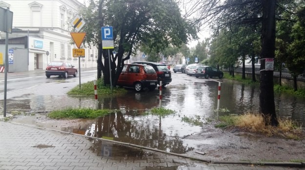 Tylko dla amfibii? Miejski parking po kostki w wodzie - foto