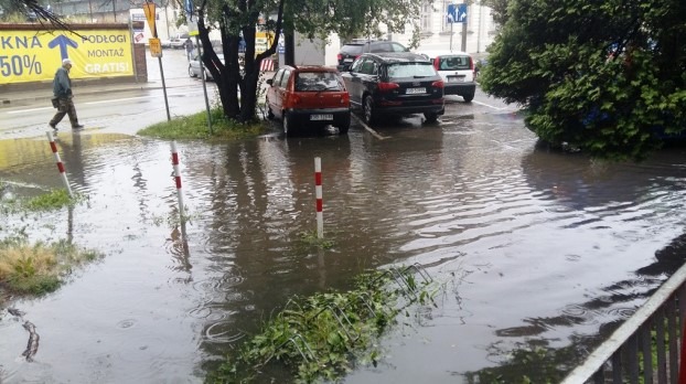Tylko dla amfibii? Miejski parking po kostki w wodzie - foto