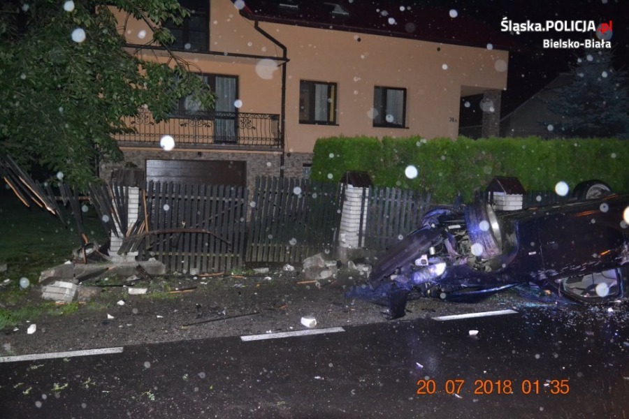 Ojciec i syn pijani za kierownicą. Młodszy dachował! - foto