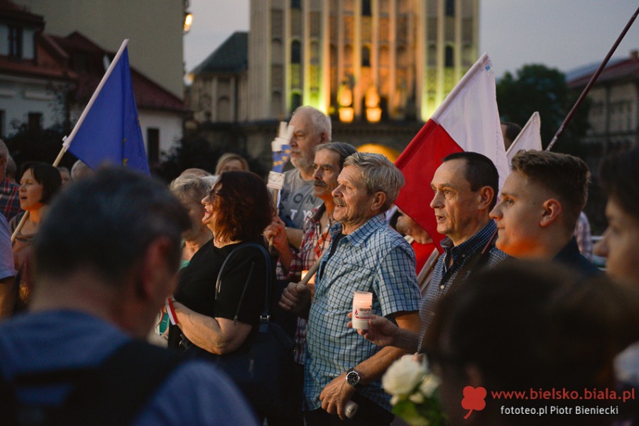 Nie gasną światła przed bielskim sądem. Wczoraj był tam tłum