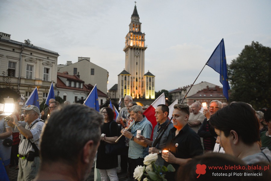 Nie gasną światła przed bielskim sądem. Wczoraj był tam tłum