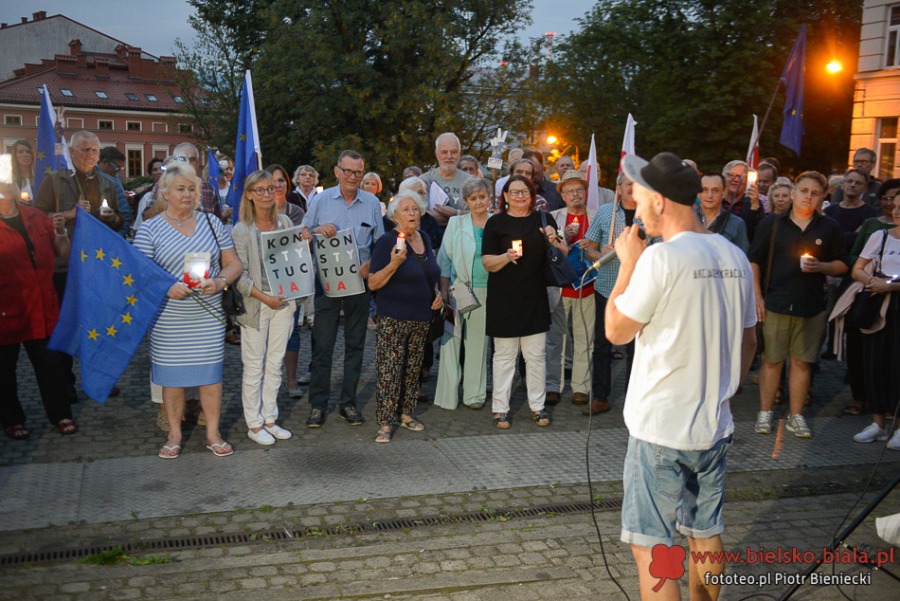 Nie gasną światła przed bielskim sądem. Wczoraj był tam tłum