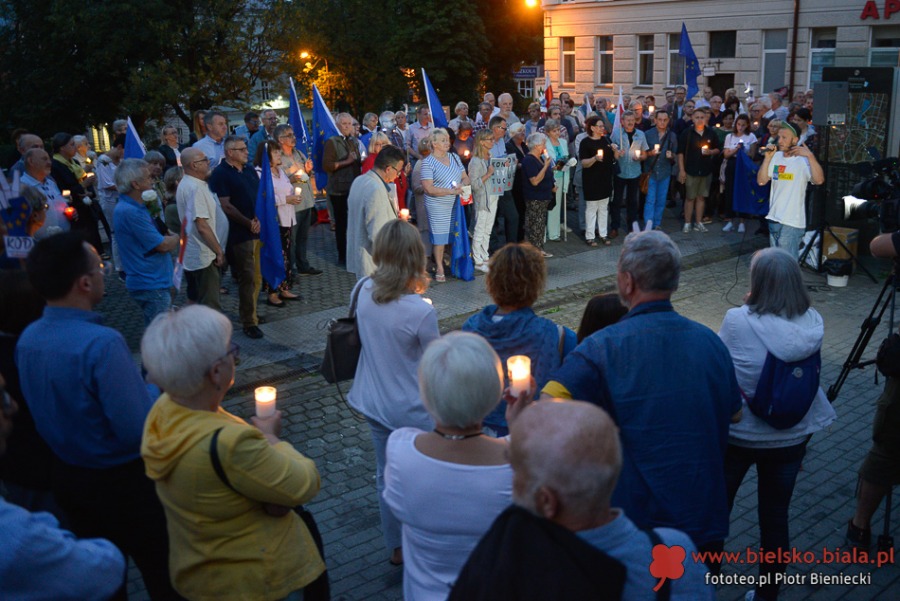 Nie gasną światła przed bielskim sądem. Wczoraj był tam tłum