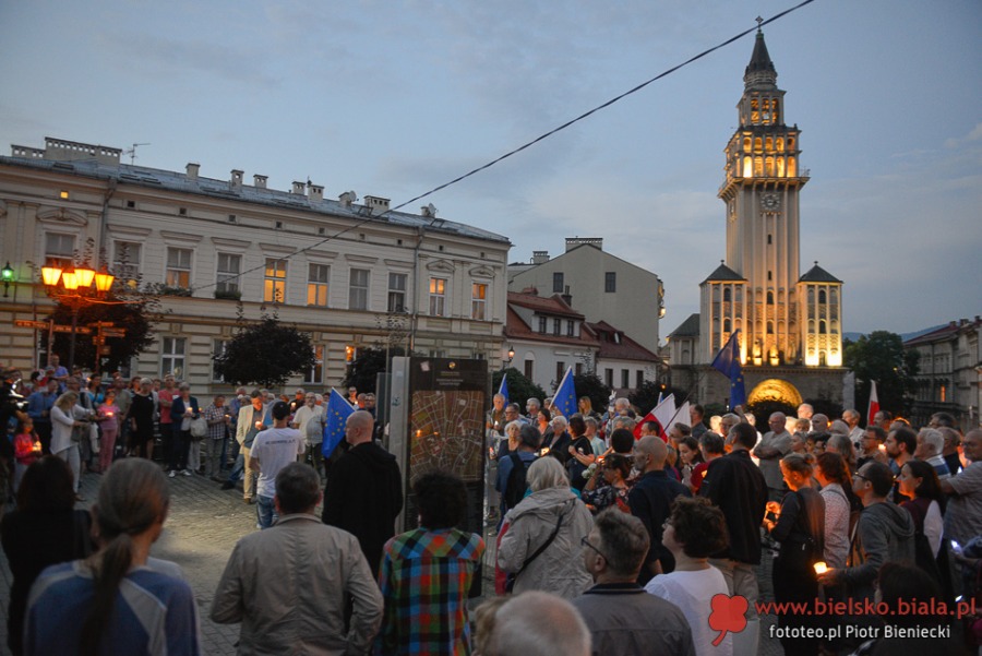 Nie gasną światła przed bielskim sądem. Wczoraj był tam tłum