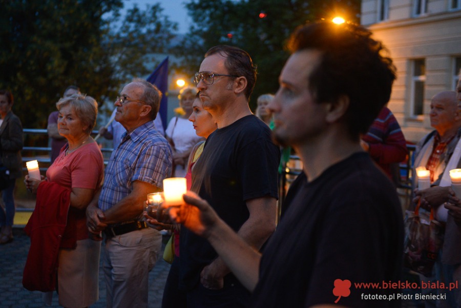 Nie gasną światła przed bielskim sądem. Wczoraj był tam tłum