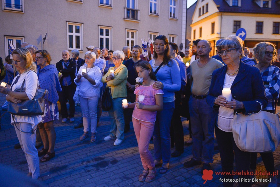 Nie gasną światła przed bielskim sądem. Wczoraj był tam tłum