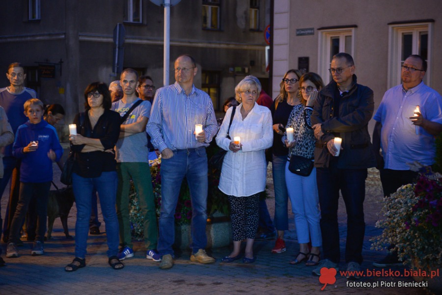 Nie gasną światła przed bielskim sądem. Wczoraj był tam tłum