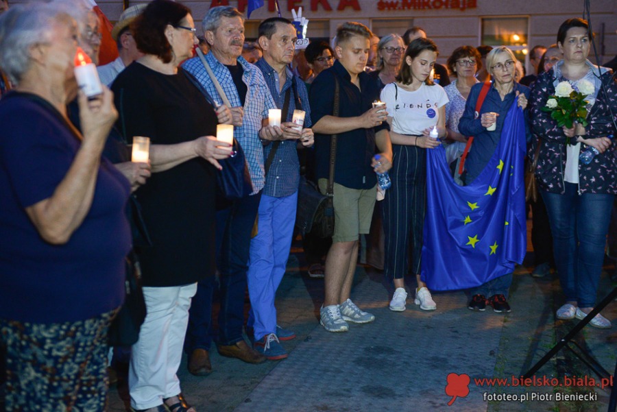 Nie gasną światła przed bielskim sądem. Wczoraj był tam tłum