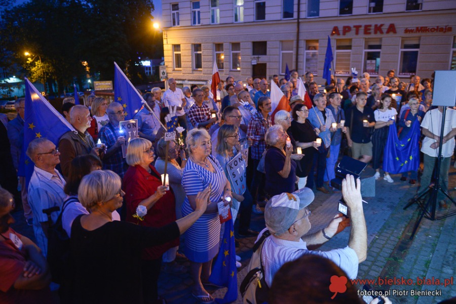 Nie gasną światła przed bielskim sądem. Wczoraj był tam tłum