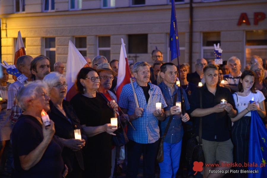 Nie gasną światła przed bielskim sądem. Wczoraj był tam tłum