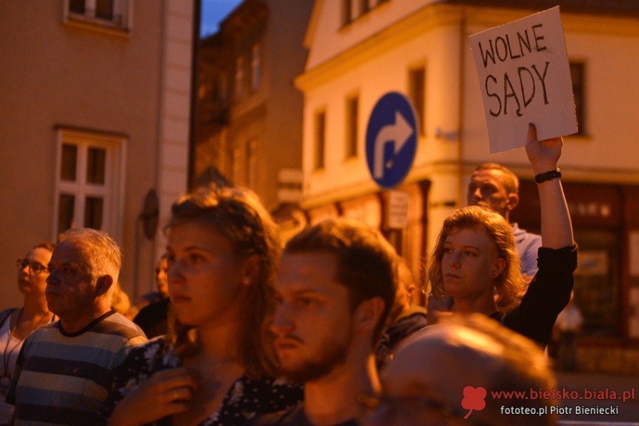 Nie gasną światła przed bielskim sądem. Wczoraj był tam tłum