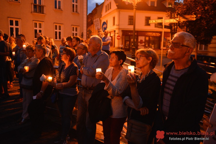 Nie gasną światła przed bielskim sądem. Wczoraj był tam tłum