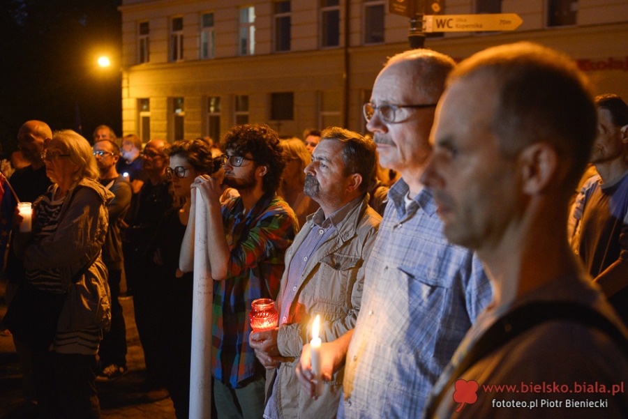 Nie gasną światła przed bielskim sądem. Wczoraj był tam tłum