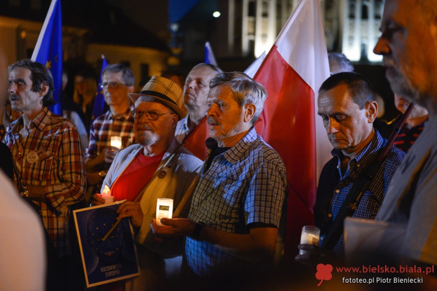 Nie gasną światła przed bielskim sądem. Wczoraj był tam tłum