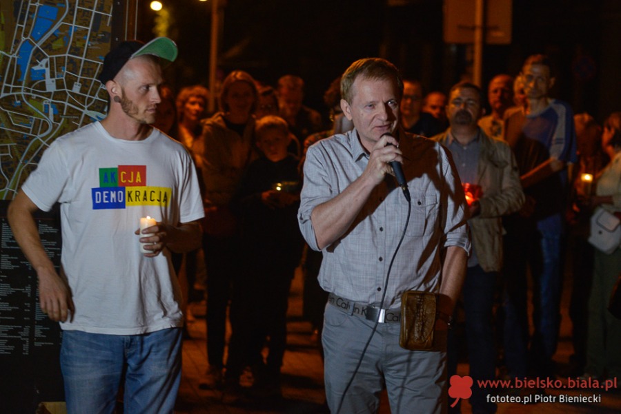 Nie gasną światła przed bielskim sądem. Wczoraj był tam tłum