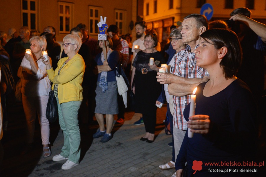 Nie gasną światła przed bielskim sądem. Wczoraj był tam tłum
