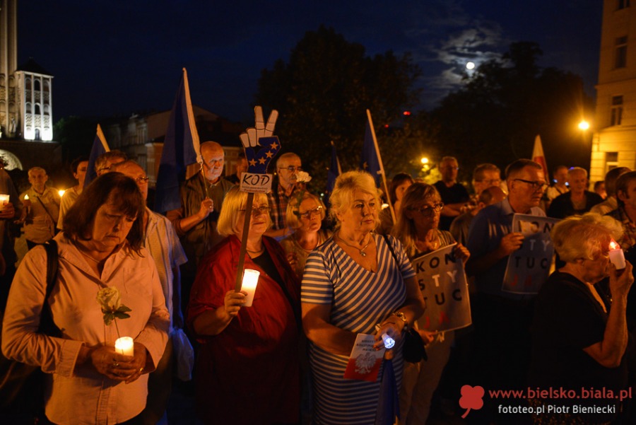 Nie gasną światła przed bielskim sądem. Wczoraj był tam tłum