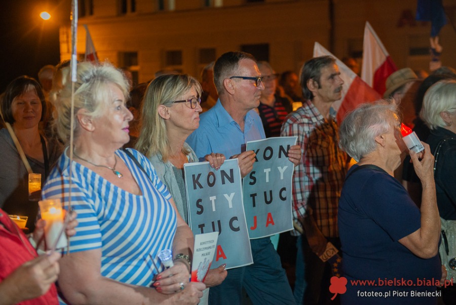 Nie gasną światła przed bielskim sądem. Wczoraj był tam tłum