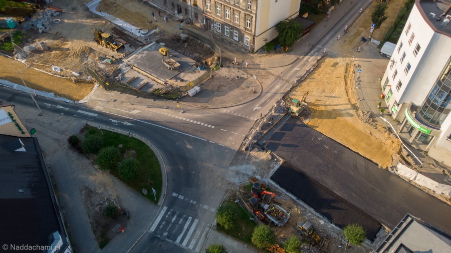 Jak powstaje jajowate rondo? Relacja z placu budowy - ZDJĘCIA z drona