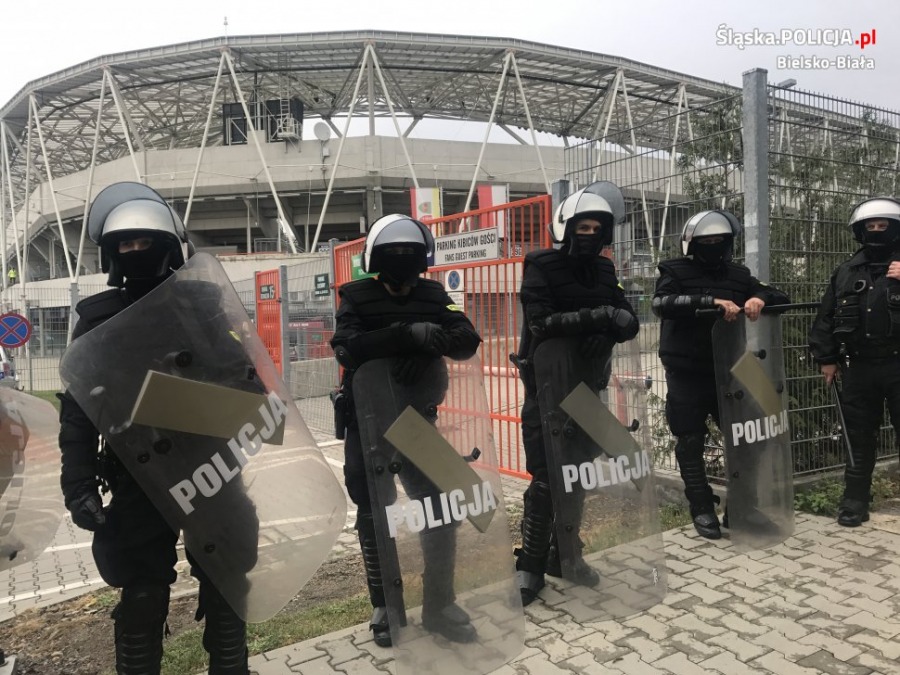 Policja zatrzymała dwóch pseudokibiców. Nowy film z zadymy na stadionie