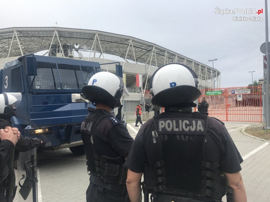 Policja zatrzymała dwóch pseudokibiców. Nowy film z zadymy na stadionie