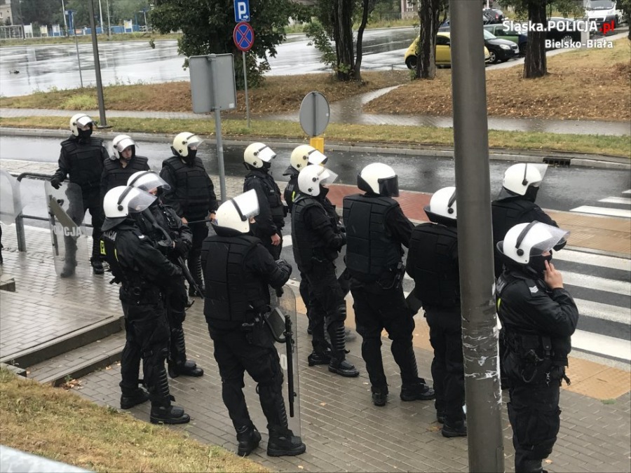 Policja zatrzymała dwóch pseudokibiców. Nowy film z zadymy na stadionie