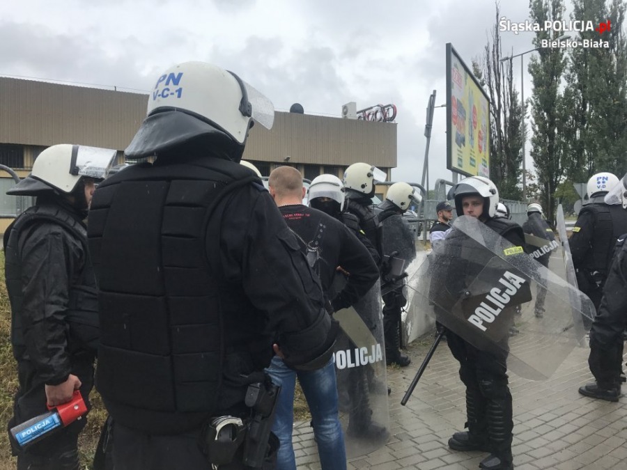 Policja zatrzymała dwóch pseudokibiców. Nowy film z zadymy na stadionie