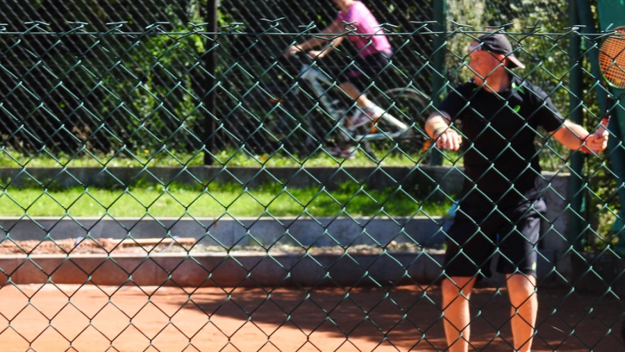 Z rakietą i brewiarzem. Księża grają na maksa - foto
