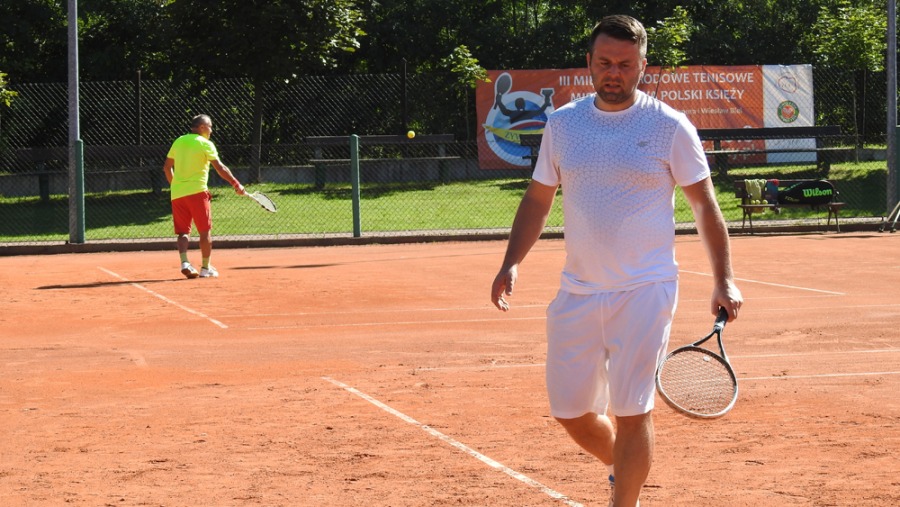 Z rakietą i brewiarzem. Księża grają na maksa - foto