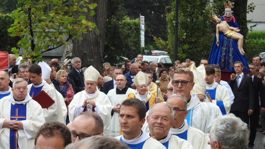 Pamiętny dzień w Hałcnowie. Tłumy wiernych przed bazyliką - foto