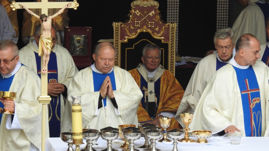 Pamiętny dzień w Hałcnowie. Tłumy wiernych przed bazyliką - foto