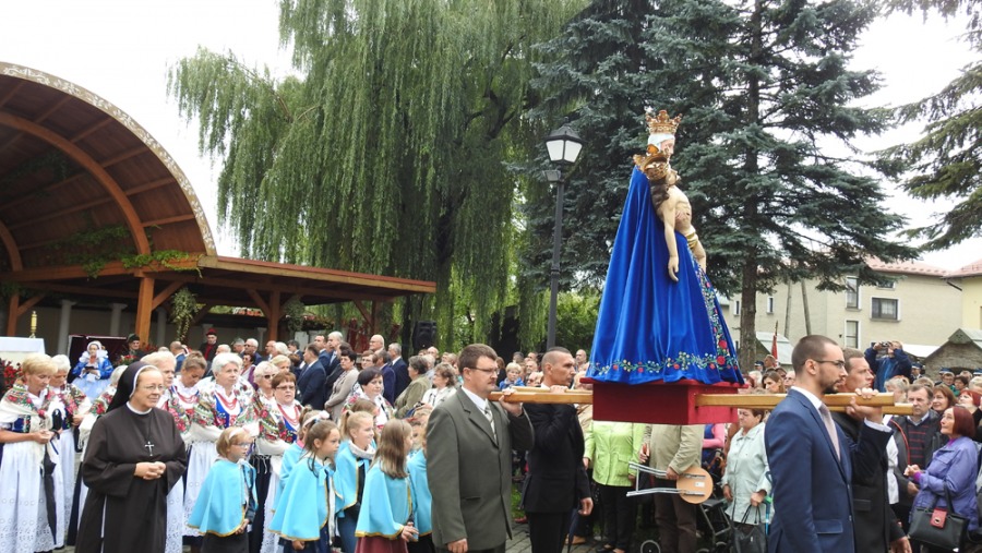 Pamiętny dzień w Hałcnowie. Tłumy wiernych przed bazyliką - foto